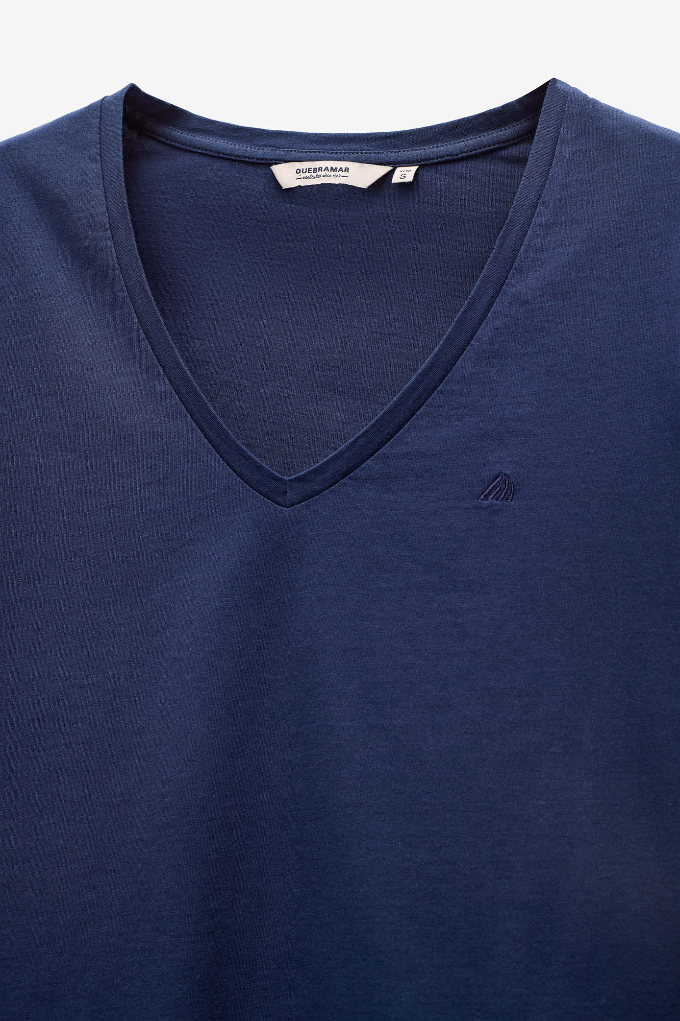 T-SHIRT ESSENTIAL DECOTE EM V