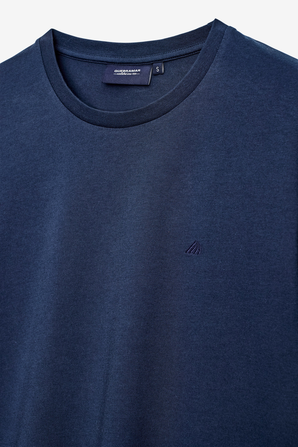 T-SHIRT BÁSICA COM LOGO