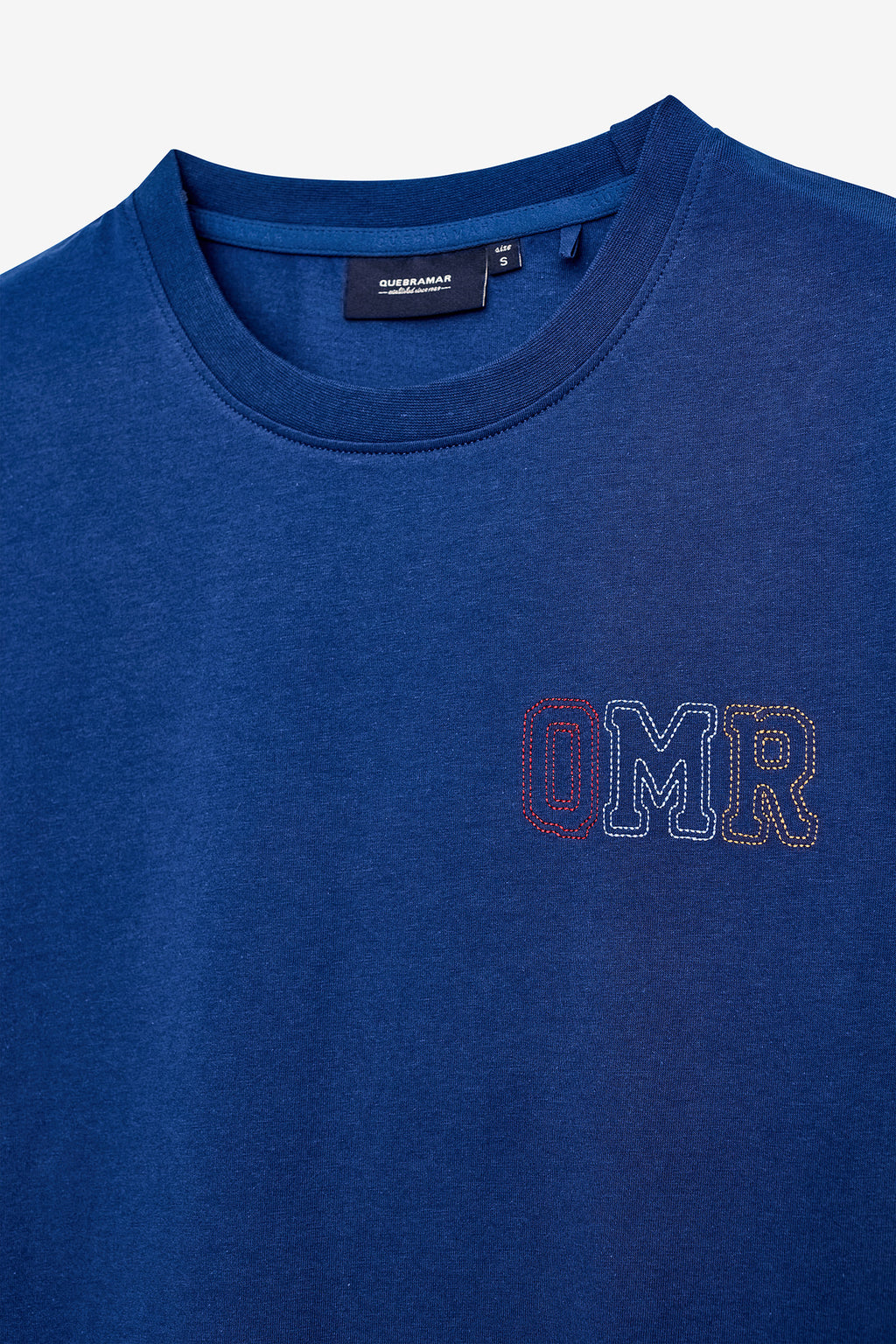 T-SHIRT COM BORDADO QMR