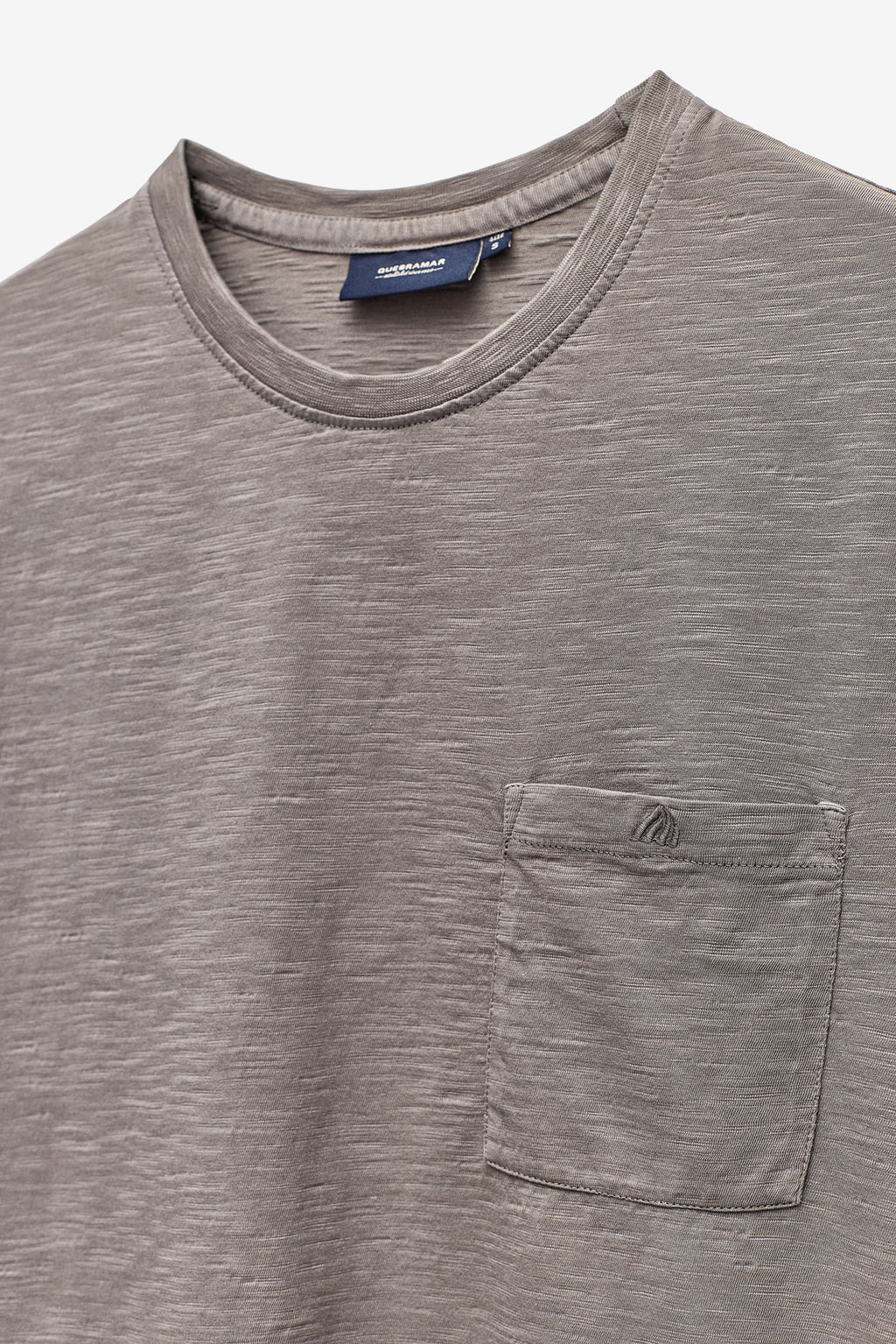 T-SHIRT EM SLUB LAVADA COM BOLSO