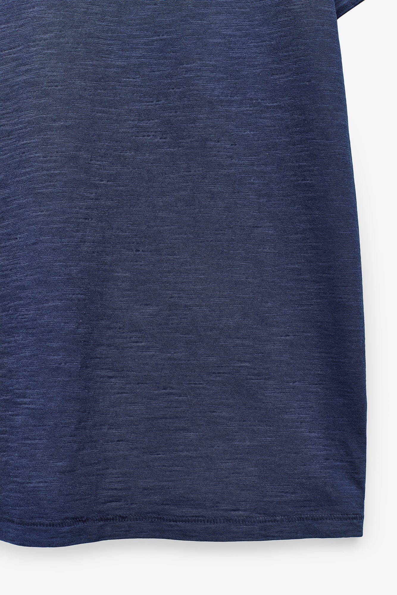 T-SHIRT EM SLUB LAVADA COM BOLSO
