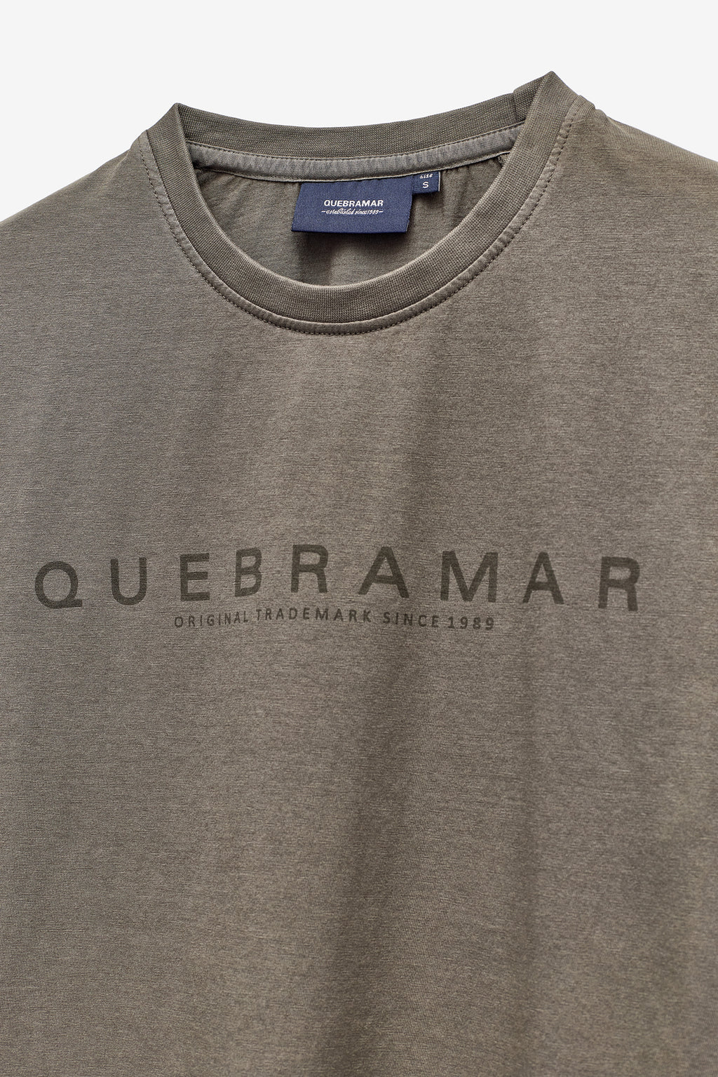 CAMISETA ESTAMPADA CON "QUEBRAMAR" EN TONO