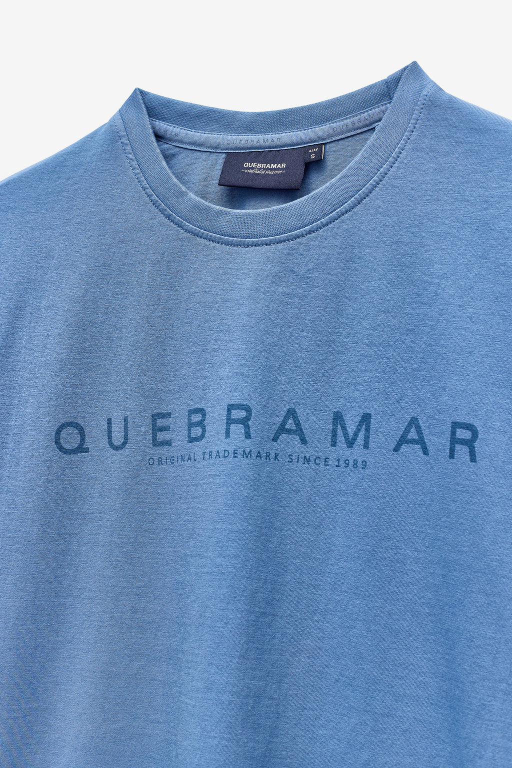 T-SHIRT COM PRINT QUEBRAMAR AO TOM