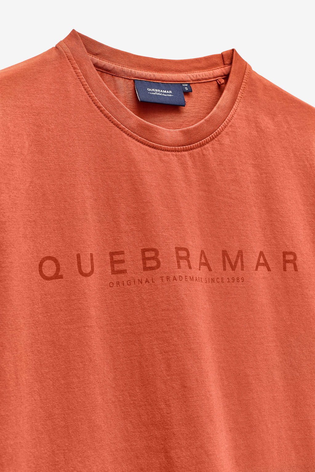 T-SHIRT COM PRINT QUEBRAMAR AO TOM