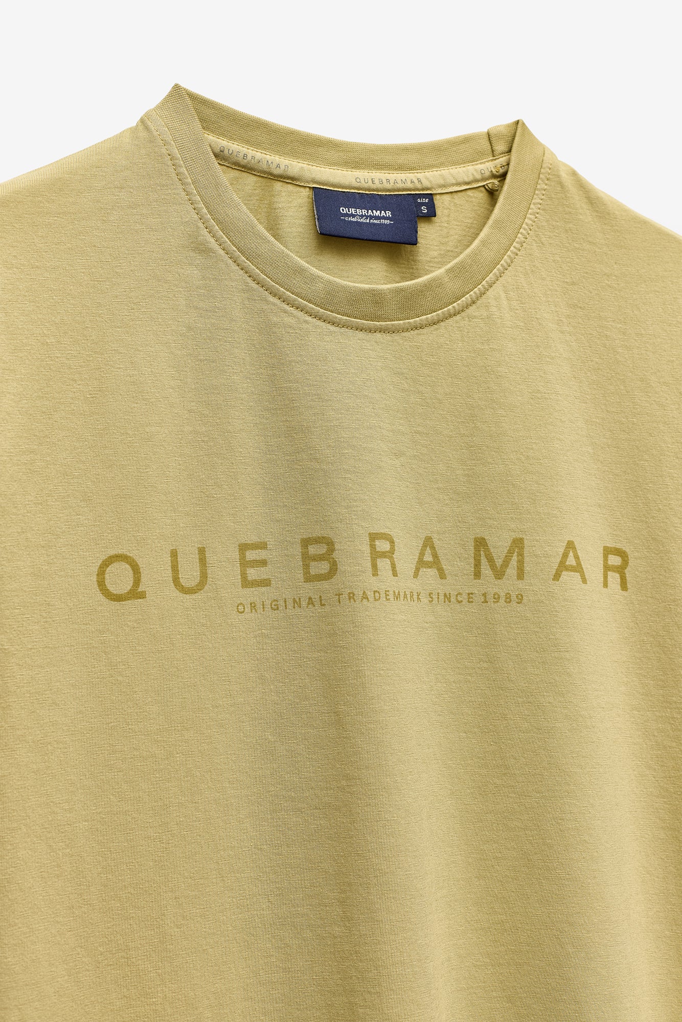 T-SHIRT COM PRINT QUEBRAMAR AO TOM