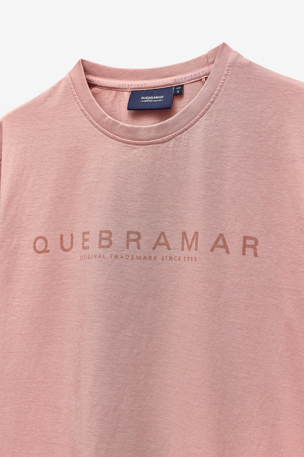 T-SHIRT COM PRINT QUEBRAMAR AO TOM