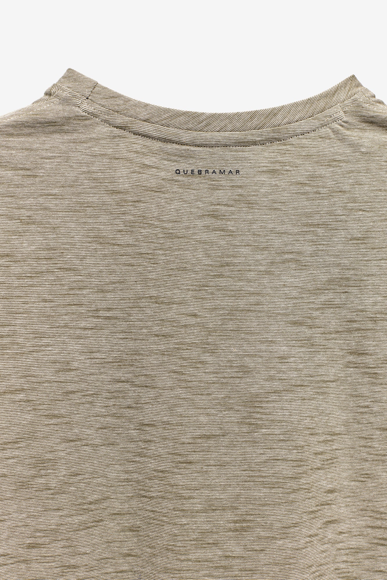 CAMISETA DE MICRORAYAS CON BOLSILLO
