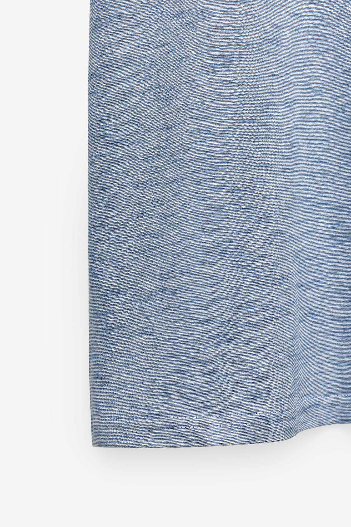 T-SHIRT COM MICRO-RISCAS E BOLSO