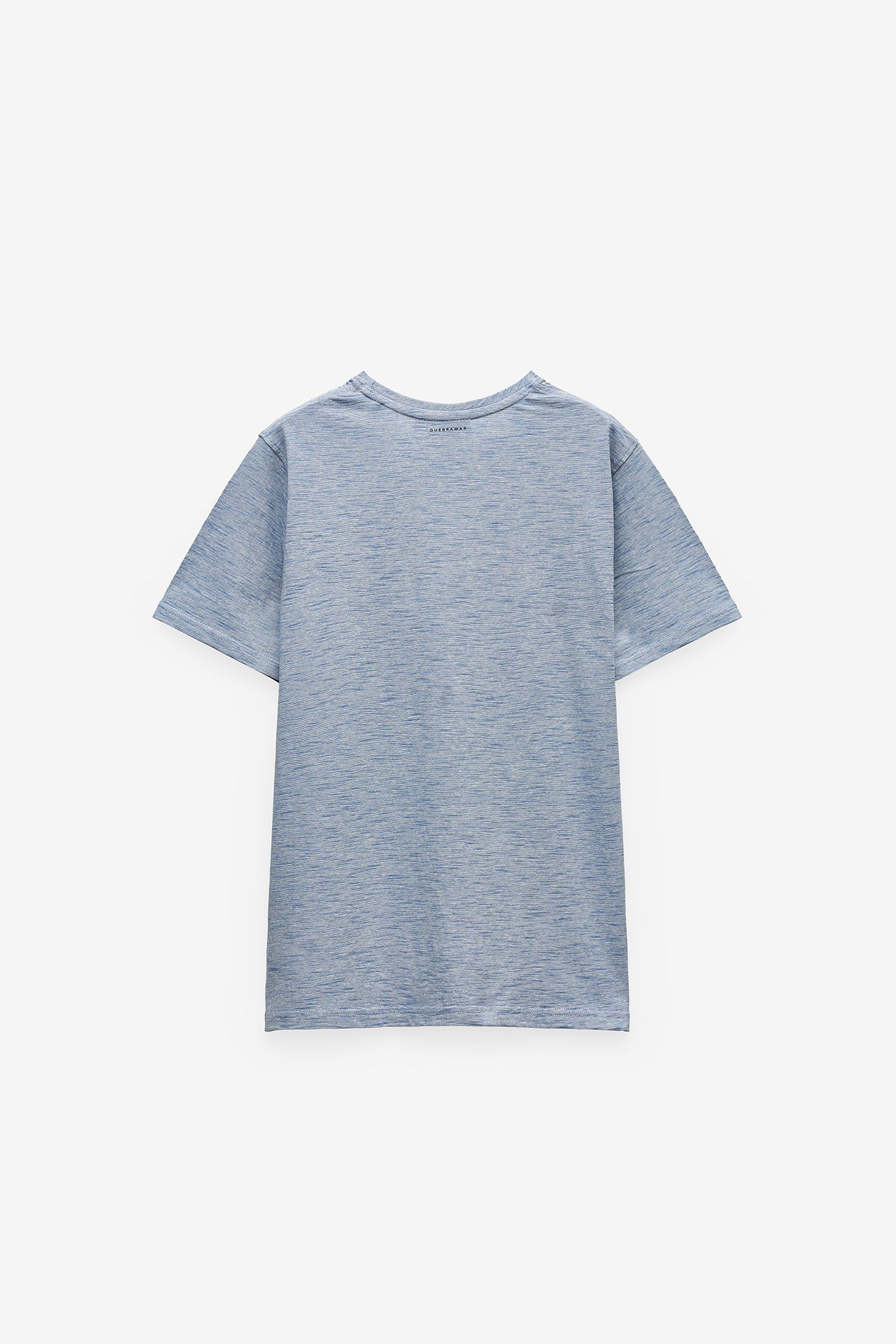 T-SHIRT COM MICRO-RISCAS E BOLSO