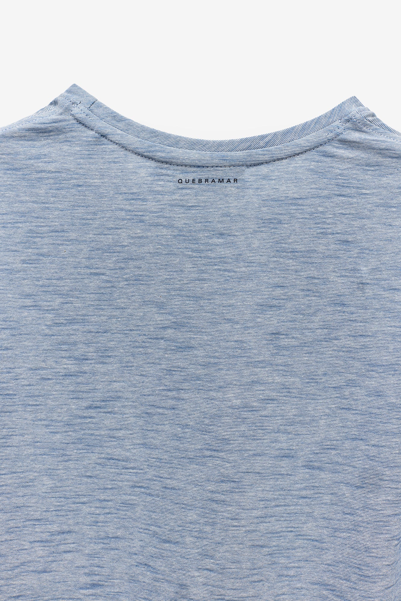 T-SHIRT COM MICRO-RISCAS E BOLSO
