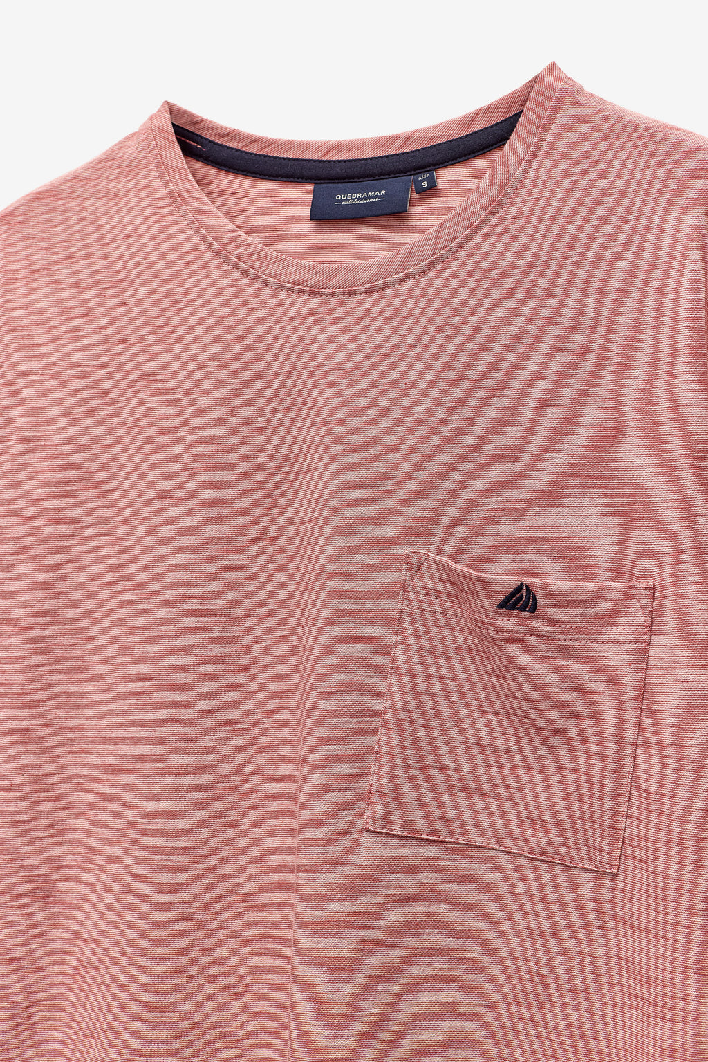T-SHIRT COM MICRO-RISCAS E BOLSO