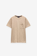 CAMISETA CON MICRORRAYAS Y BOLSILLO