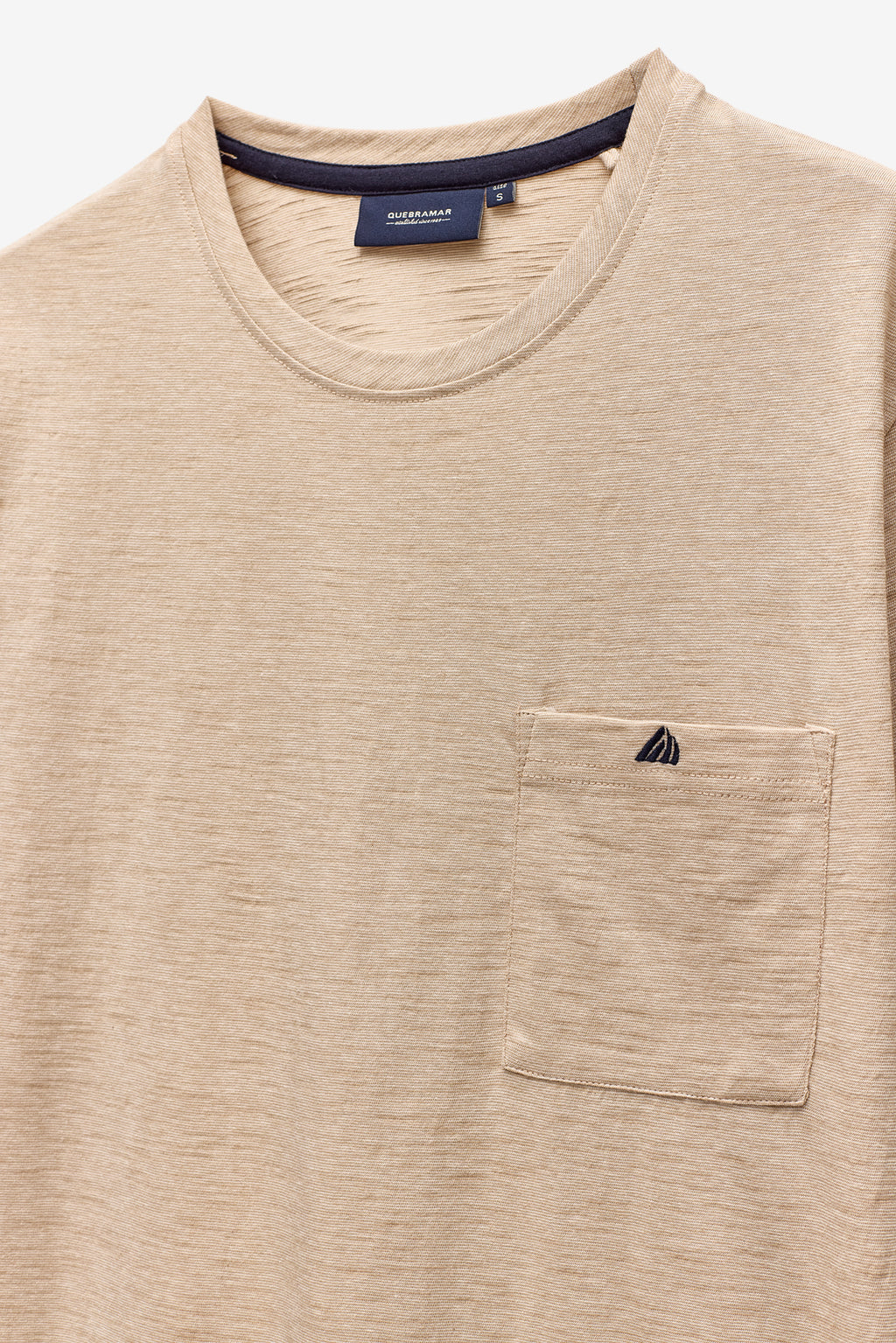 CAMISETA CON MICRORRAYAS Y BOLSILLO