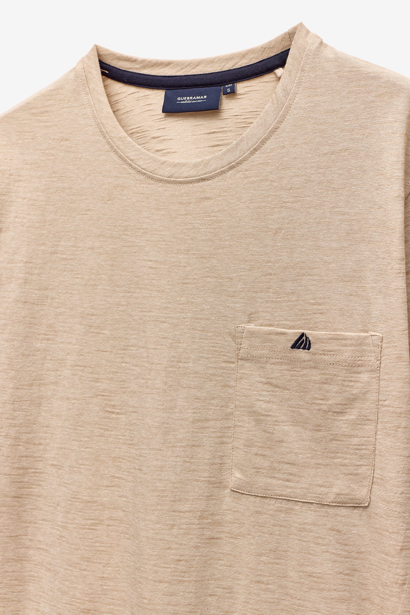 CAMISETA CON MICRORRAYAS Y BOLSILLO