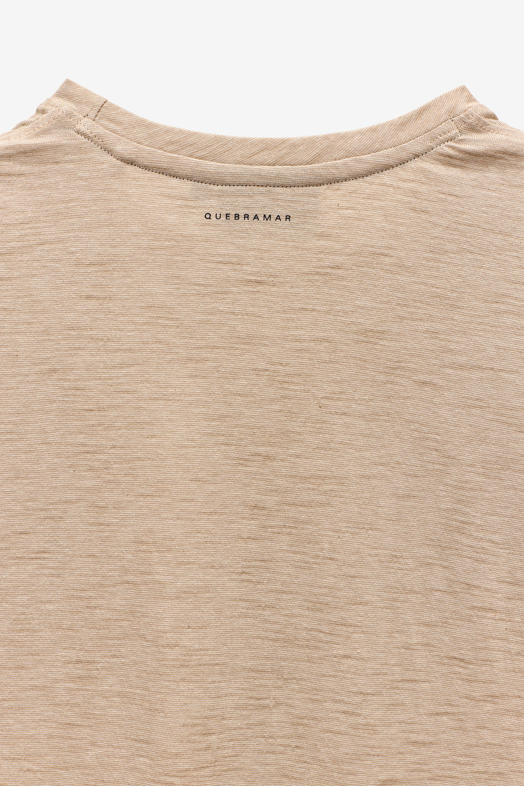 CAMISETA CON MICRORRAYAS Y BOLSILLO
