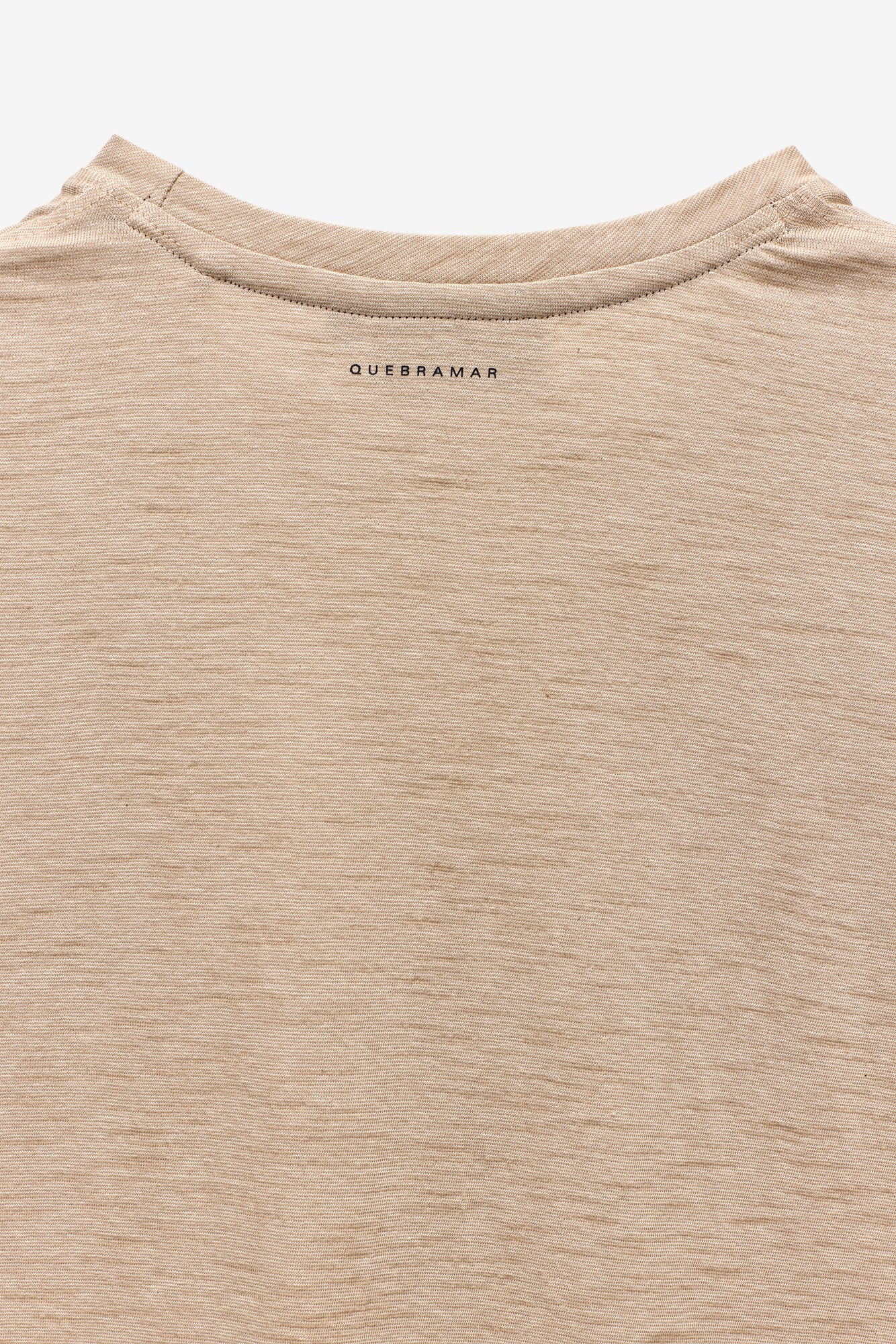 CAMISETA CON MICRORRAYAS Y BOLSILLO