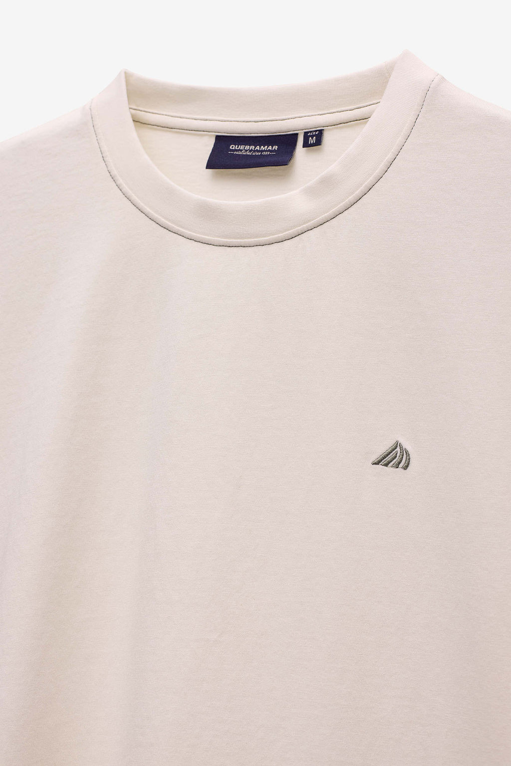 T SHIRT COM LOGO EM CONTRASTE