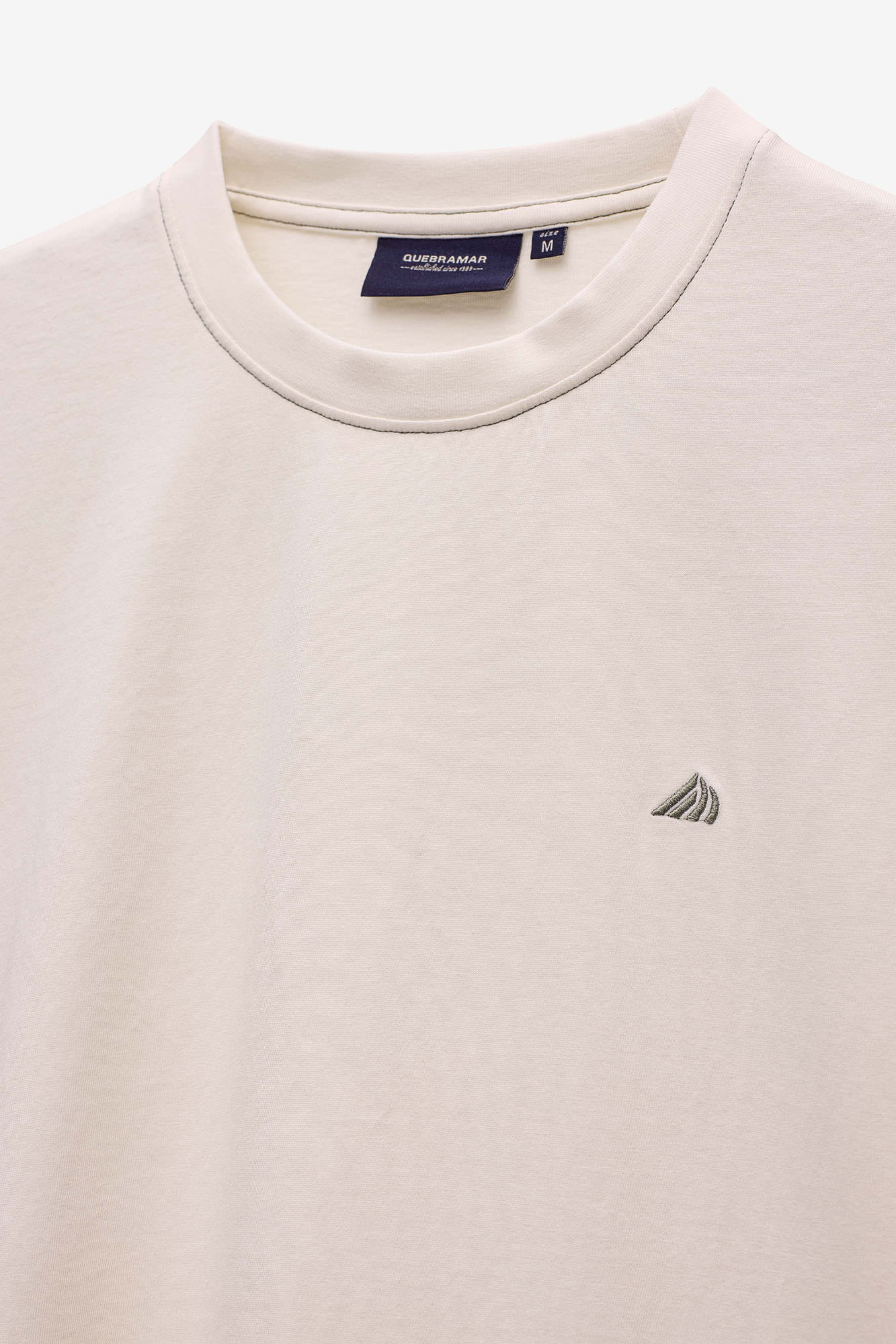 T SHIRT COM LOGO EM CONTRASTE