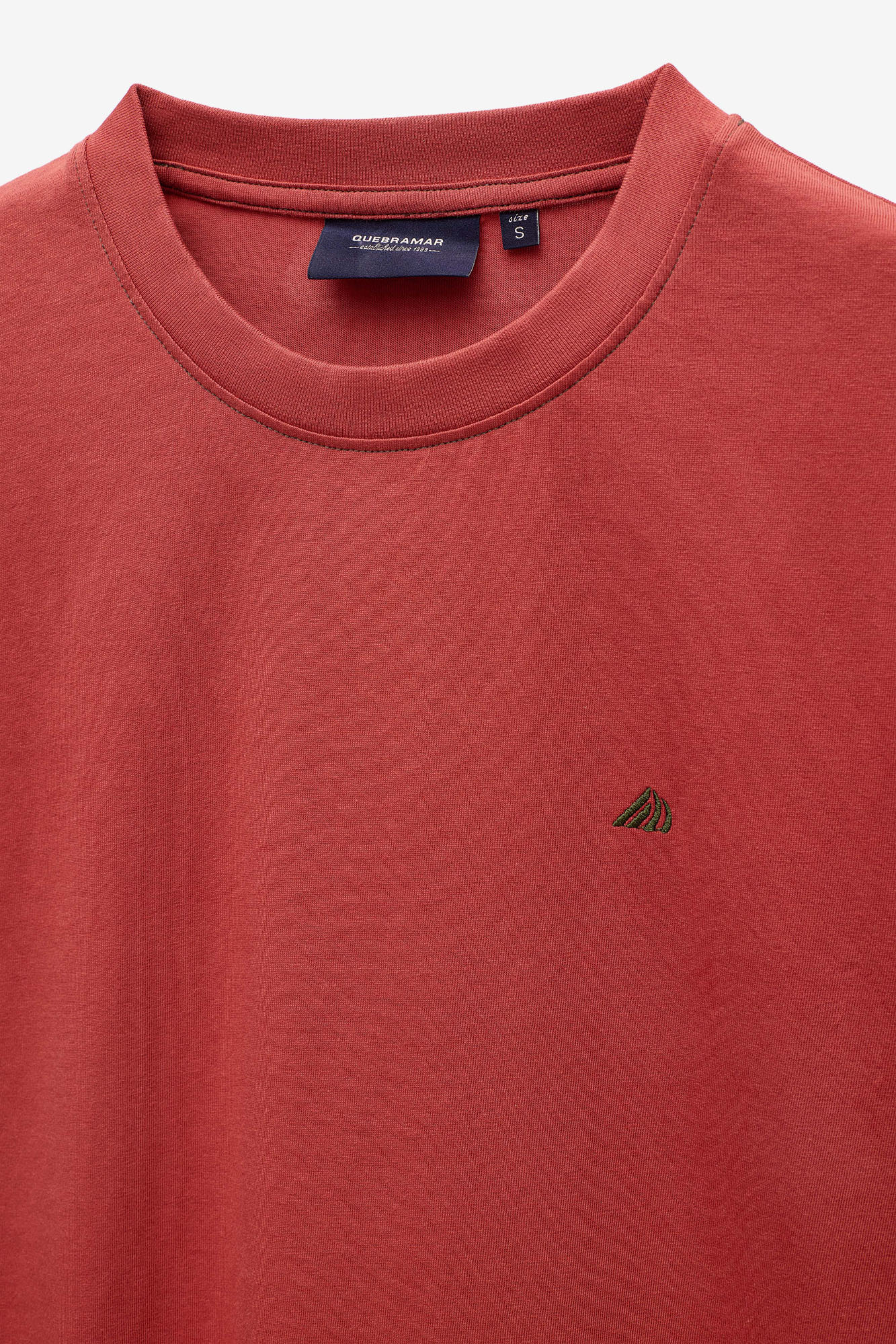 T-SHIRT COM LOGO EM CONTRASTE
