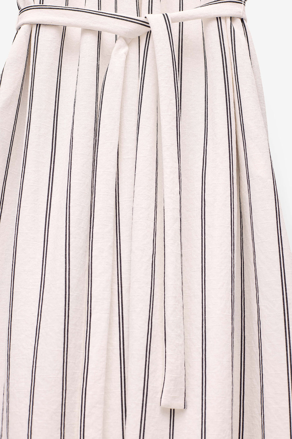 VESTIDO ÀS RISCAS COM PREGAS