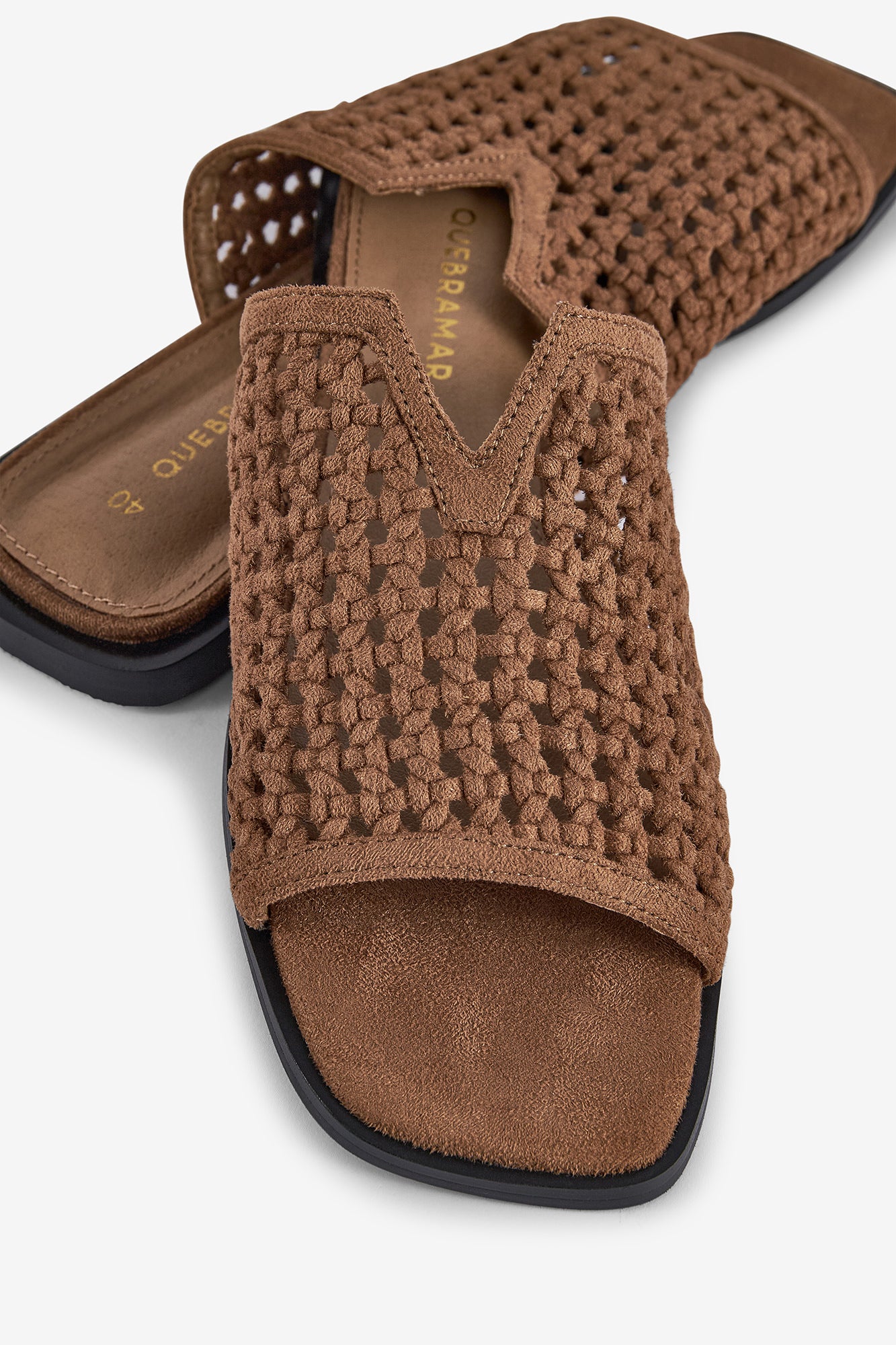SANDÁLIA RASA ENTRANÇADA