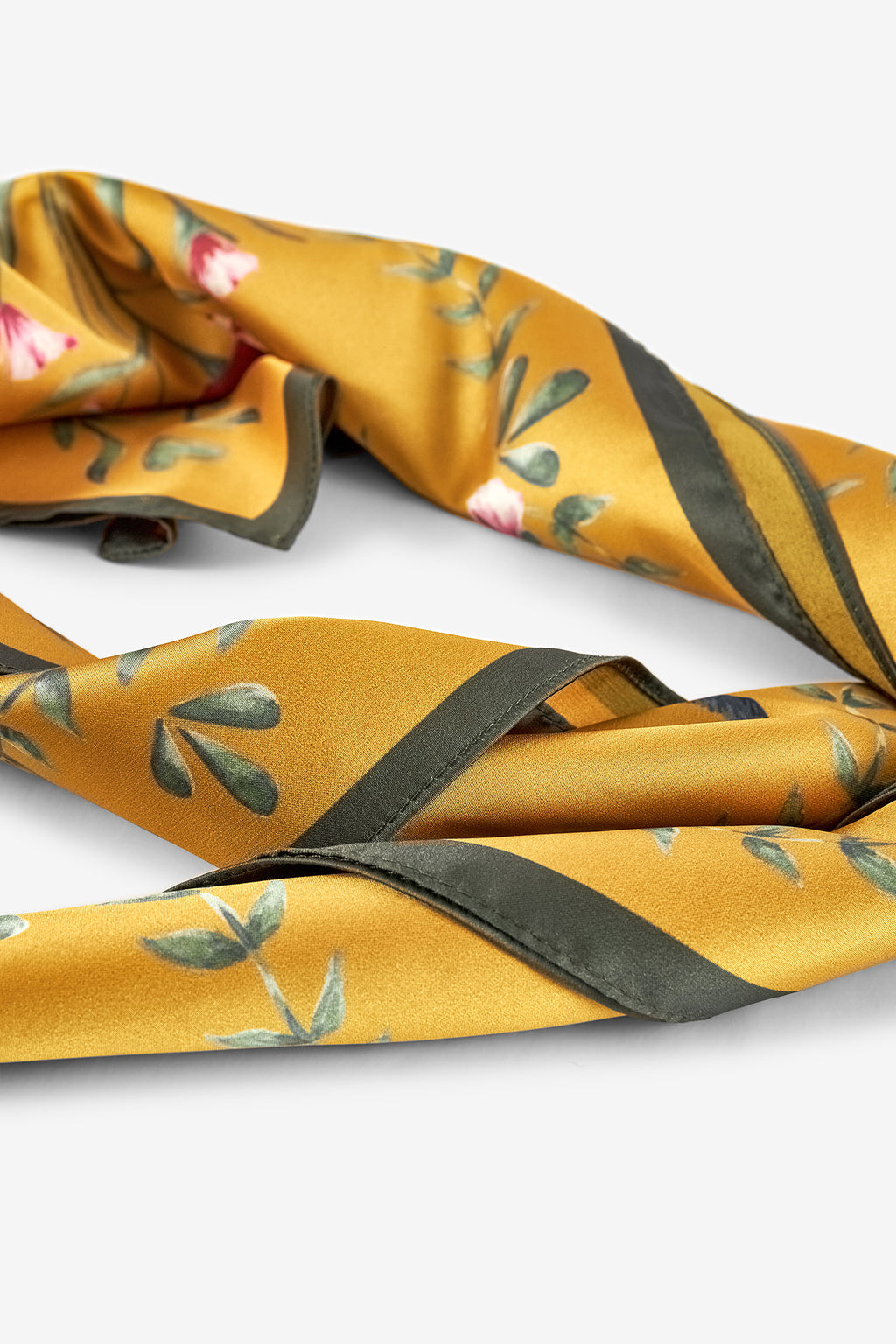 LENÇO FLORAL COM CORAÇÃO